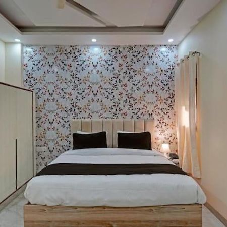 Shourya Hotel And Banquet Noida Kültér fotó