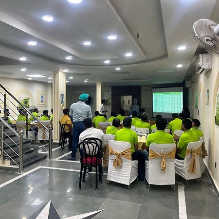 Shourya Hotel And Banquet Noida Kültér fotó