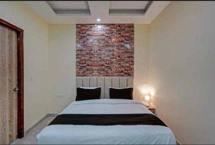Shourya Hotel And Banquet Noida Kültér fotó