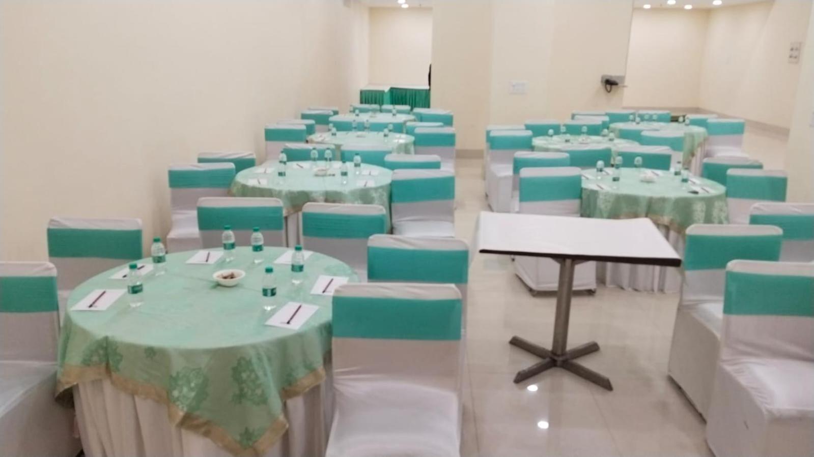 Shourya Hotel And Banquet Noida Kültér fotó