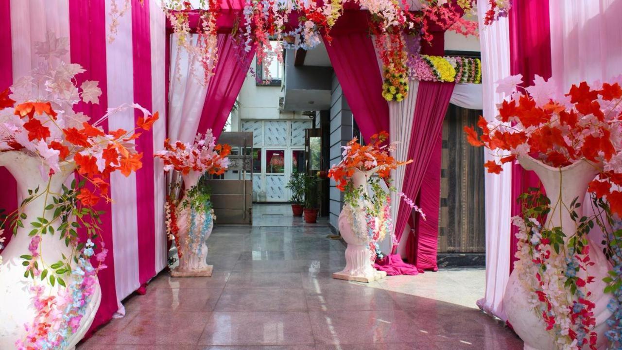 Shourya Hotel And Banquet Noida Kültér fotó