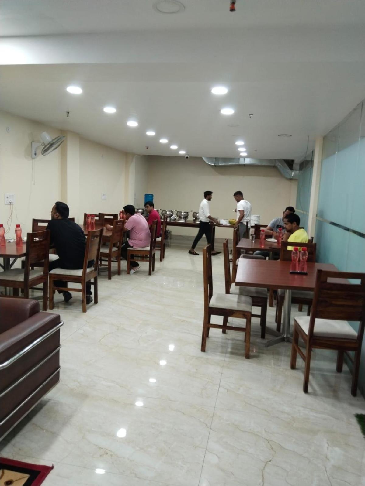 Shourya Hotel And Banquet Noida Kültér fotó