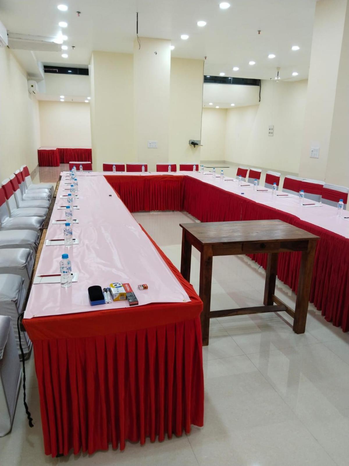 Shourya Hotel And Banquet Noida Kültér fotó